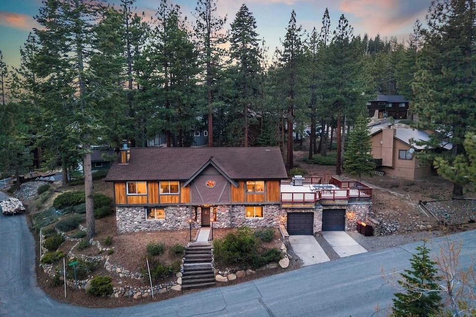 Geraldine Drive by Avantstay Hot Tub, Views, Walk to Trails + Game Room Hotel in Incline Village