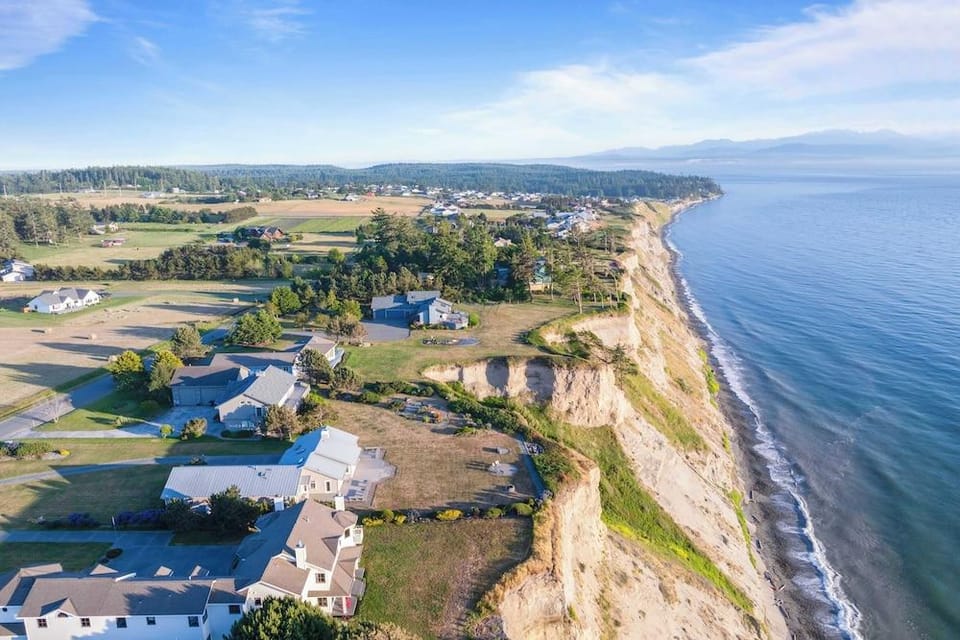 Seacliff Haven Waterfront Luxury, Stunning Views, Hot Tub & Game Room Hotel in Whidbey Island
