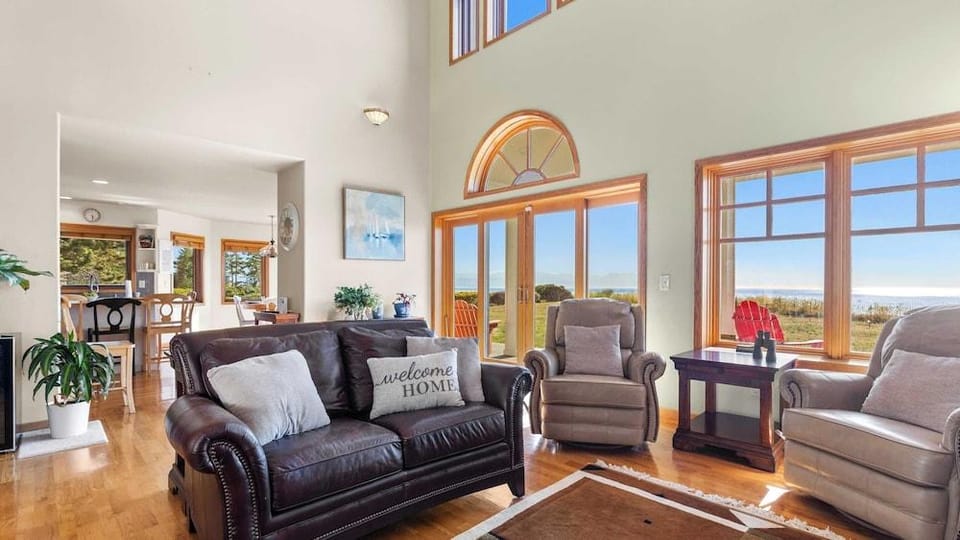 Seacliff Haven Waterfront Luxury, Stunning Views, Hot Tub & Game Room Hotel in Whidbey Island