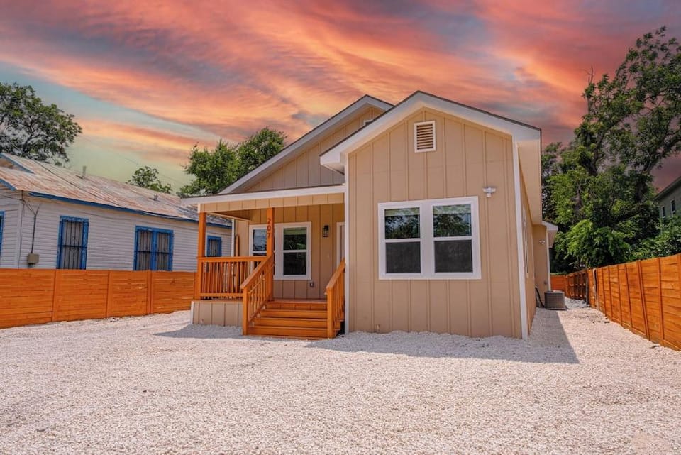 Generous 4br/3ba Charmer Near Glorius Downtown! Hotel in San Antonio