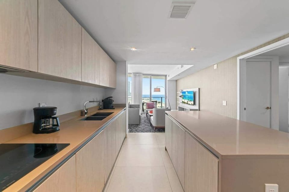 Sunny Balcony - Beautiful Stay for 2 With Ocean Views & Resort Amenities Hotel in Hollywood Beach