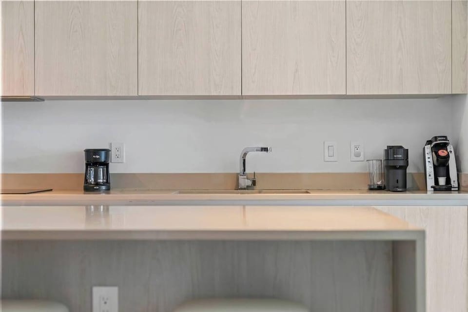 Sunny Balcony - Beautiful Stay for 2 With Ocean Views & Resort Amenities Hotel in Hollywood Beach