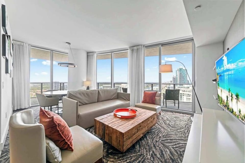 Sunny Balcony - Beautiful Stay for 2 With Ocean Views & Resort Amenities Hotel in Hollywood Beach