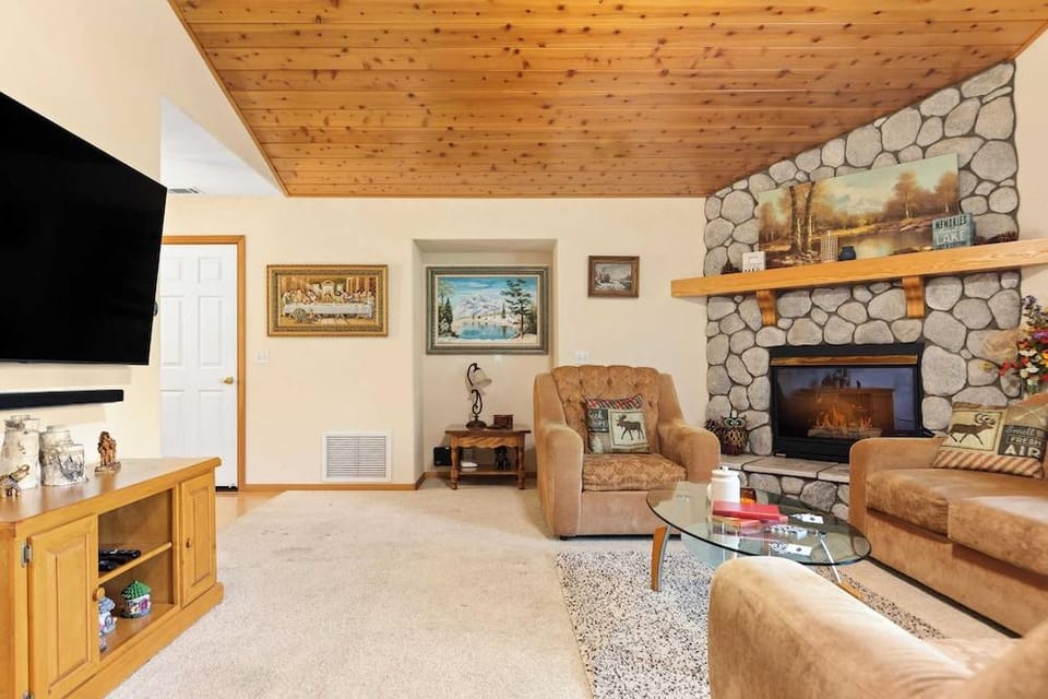 Alpen Drive by Avantstay Private Deck and Views Hotel in Lake Arrowhead