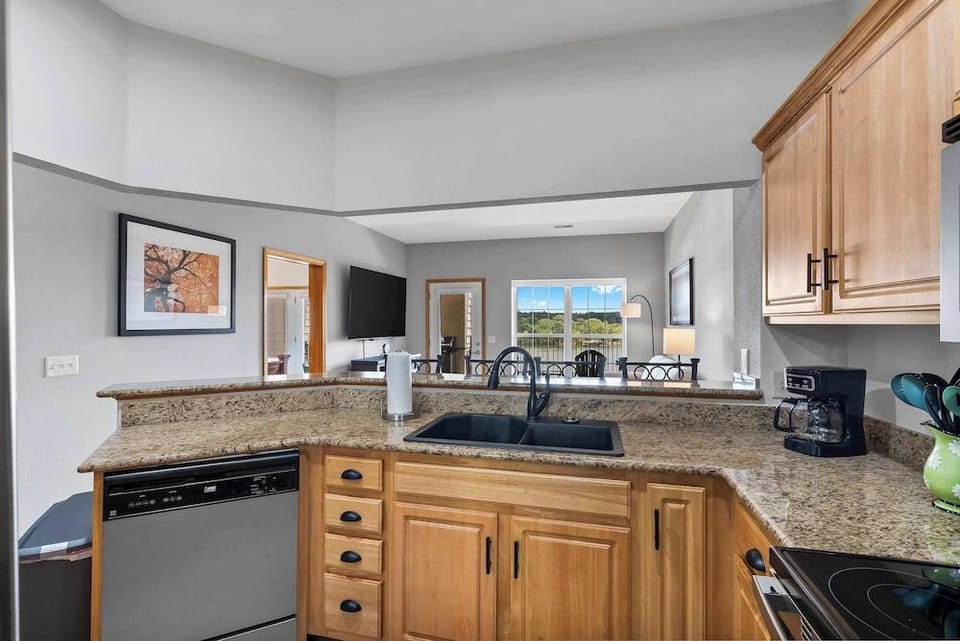 Waters Edge Retreat - For 6! Hotel in Sunset Cove Township