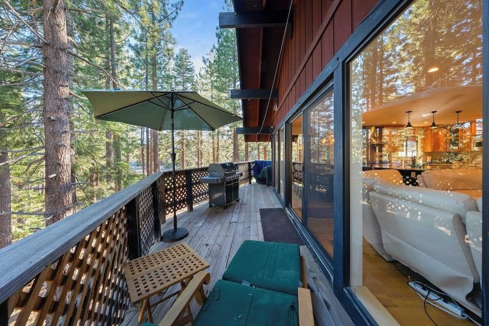 Secluded Incline Village Stay w/ Deck Near Diamond Peak & Lake Cloud 9 and 1/2 by Avantstay Hotel in Incline Village