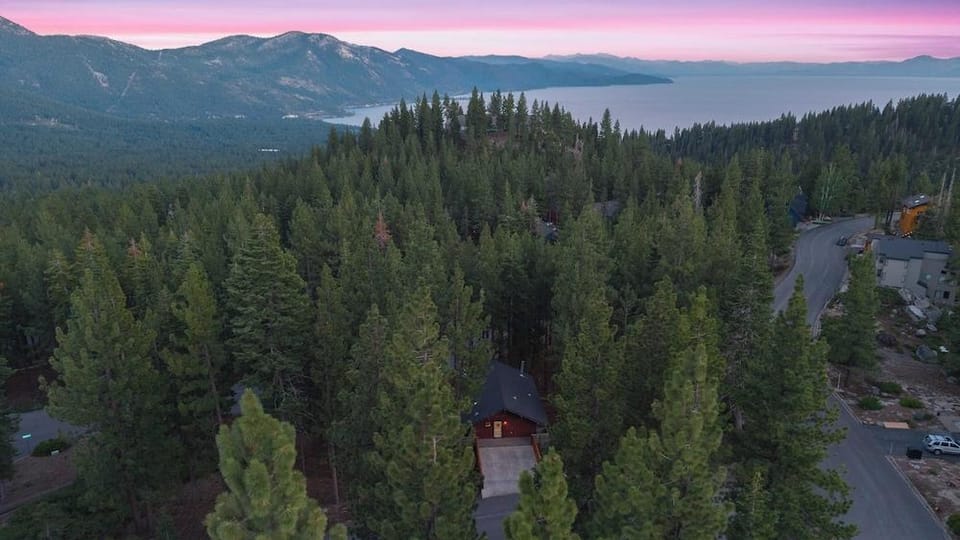 Secluded Incline Village Stay w/ Deck Near Diamond Peak & Lake Cloud 9 and 1/2 by Avantstay Hotel in Incline Village