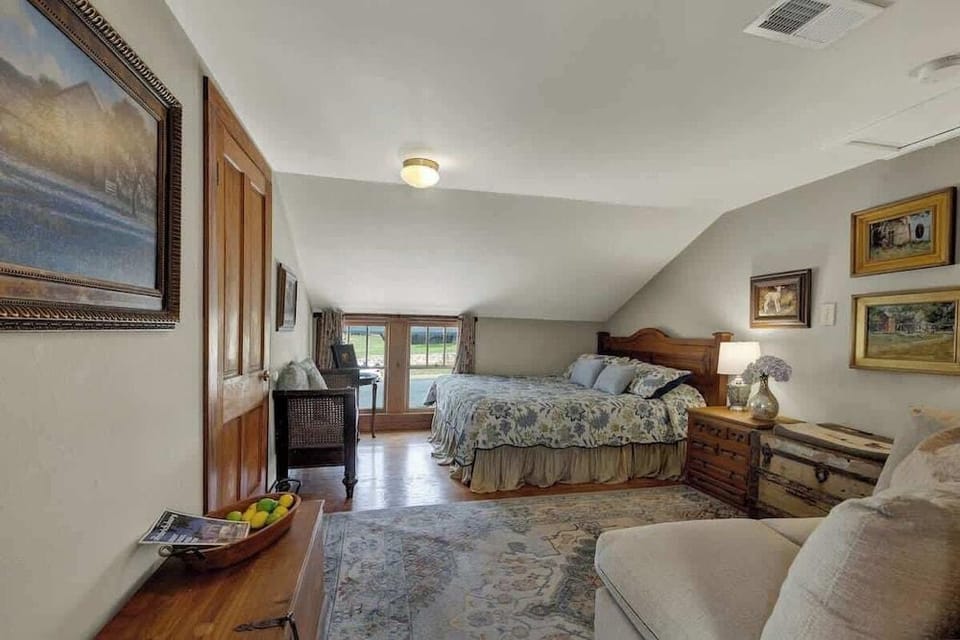 West Suite in Gillespie House -steps to Main Street! Hotel in Fredericksburg