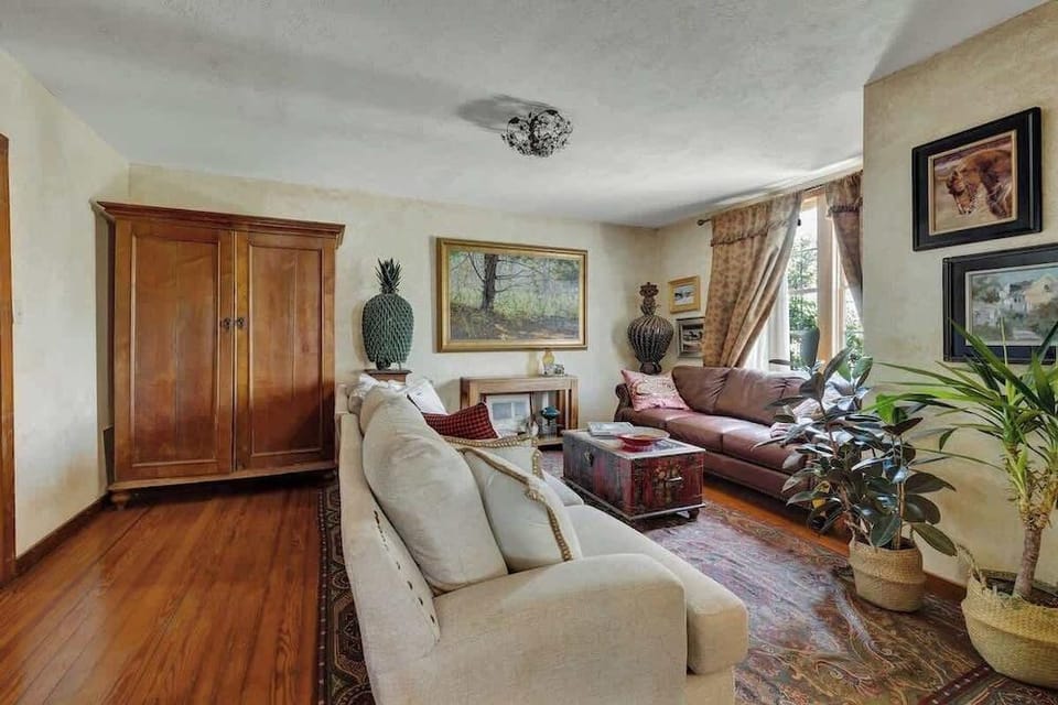 West Suite in Gillespie House -steps to Main Street! Hotel in Fredericksburg