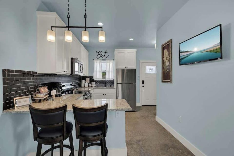 Cozy Casita With Hot Tub Six Minutes From Main Street Hotel in Fredericksburg