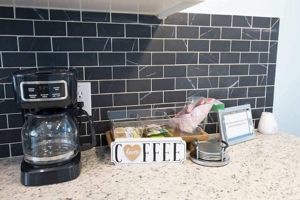 Modern Casita With Hot Tub Six Minutes From Main Street Hotel in Fredericksburg