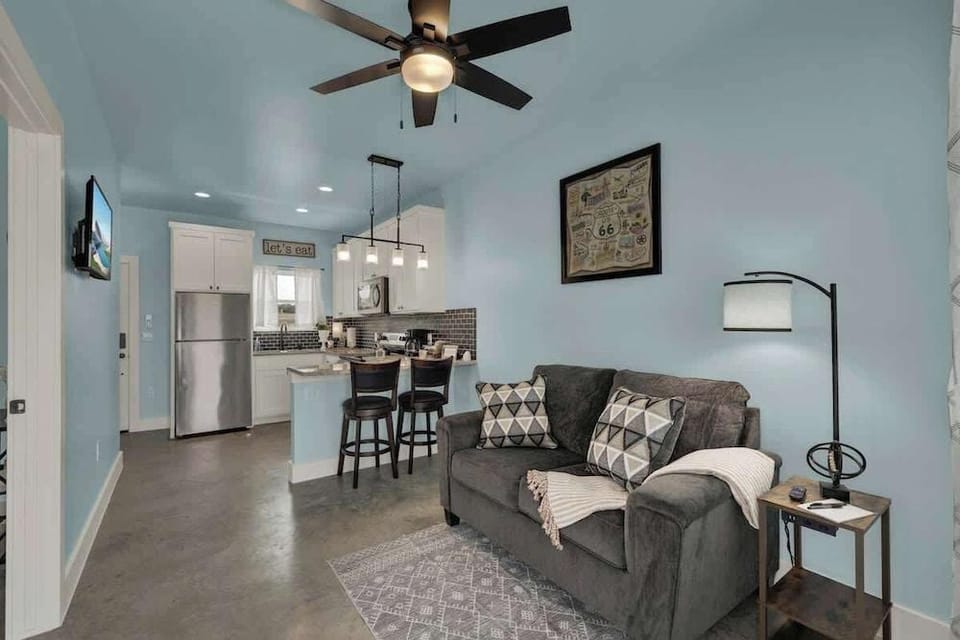 Modern Casita With Hot Tub Six Minutes From Main Street Hotel in Fredericksburg