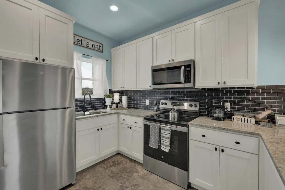 Modern Casita With Hot Tub Six Minutes From Main Street Hotel in Fredericksburg
