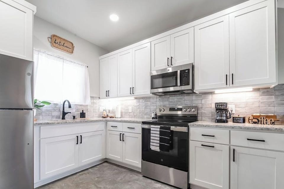 Pet Friendly W/hot-tub-six Minutes to Downtown! Hotel in Fredericksburg