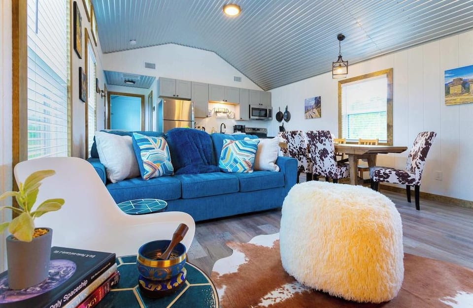 Shady Grove Tranquil Hill Country Cabin for 8 Near Pedernales Falls Hotel in Rio Grande