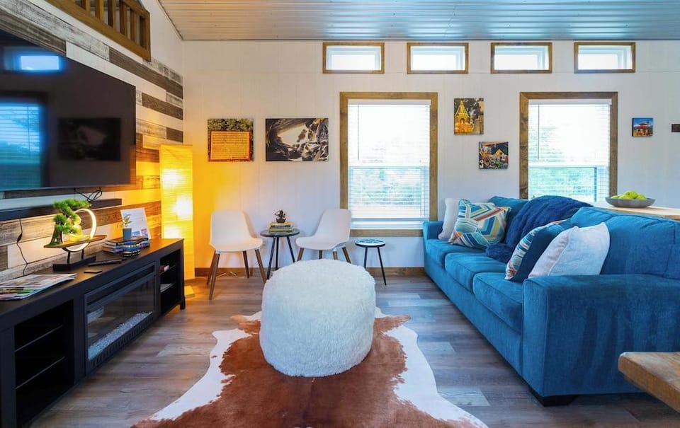 Shady Grove Tranquil Hill Country Cabin for 8 Near Pedernales Falls Hotel in Rio Grande