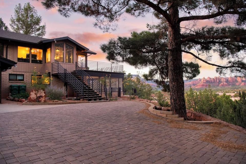 Mid-century Gem w/ Views, Hot Tub & Sunroom Lounge Red Rock Haven by Avantstay Hotel in Sedona