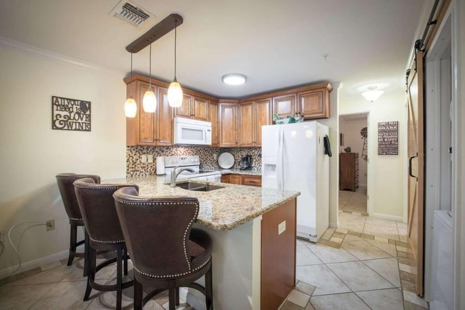 Waterwheel Hideaway - Cozy Condo for 6 With Resort-style Amenities Hotel in New Braunfels
