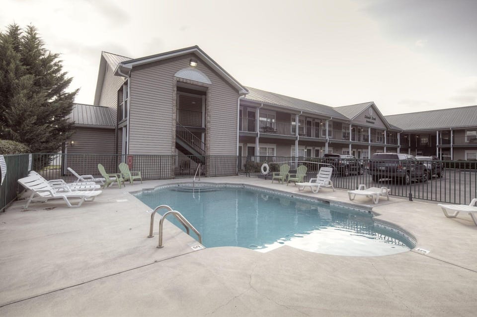 Colonial Crest 112 - Great Location! - You Can Walk To Town! 1 Bedroom Condo by RedAwning Hotel in Pigeon Forge