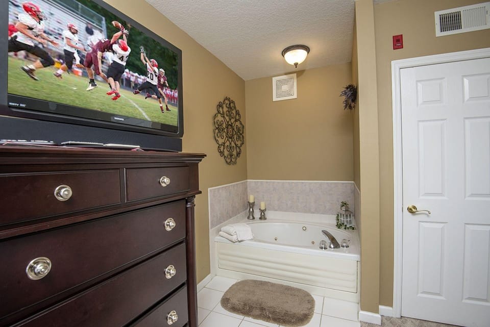 Colonial Crest 112 - Great Location! - You Can Walk To Town! 1 Bedroom Condo by RedAwning Hotel in Pigeon Forge