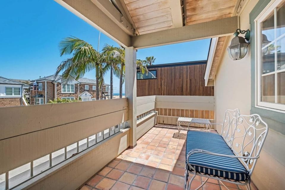 Oceanfront Home Walk to Balboa Pier + Scenic Views Balboa Peninsula Point by Avantstay Hotel in Balboa Peninsula