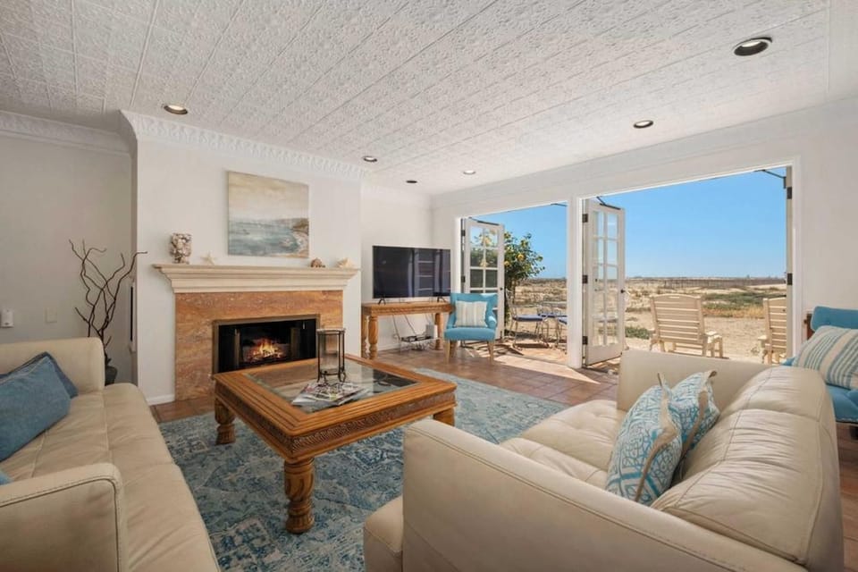 Oceanfront Home Walk to Balboa Pier + Scenic Views Balboa Peninsula Point by Avantstay Hotel in Balboa Peninsula