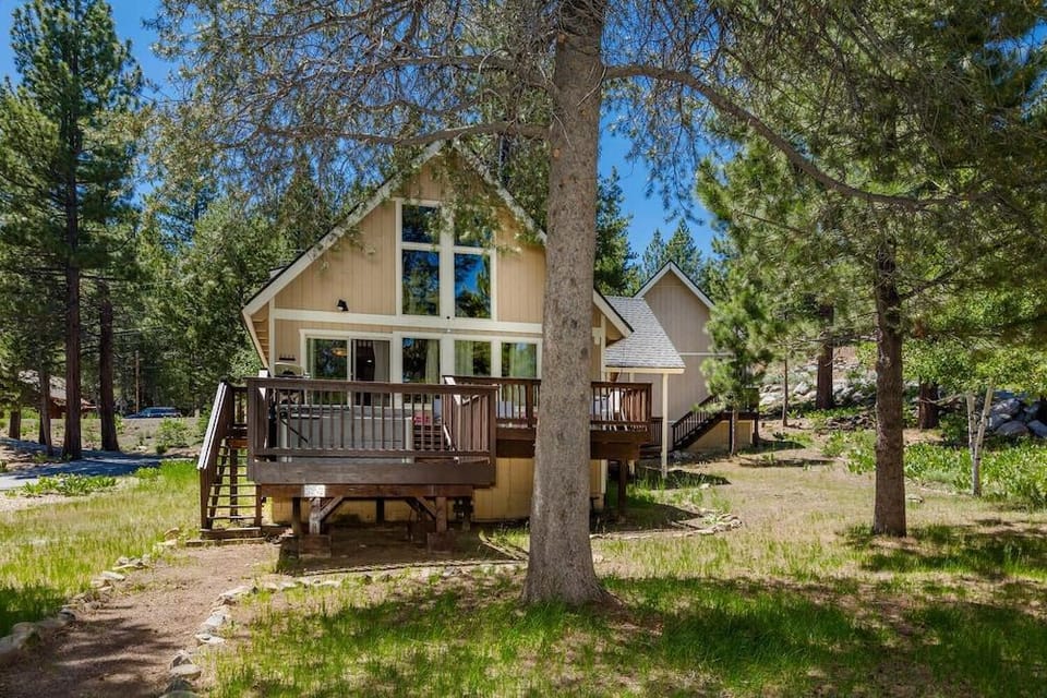 Alder Creek Paradise - Tree-lined Cabin Stay for 7 Hotel in Truckee