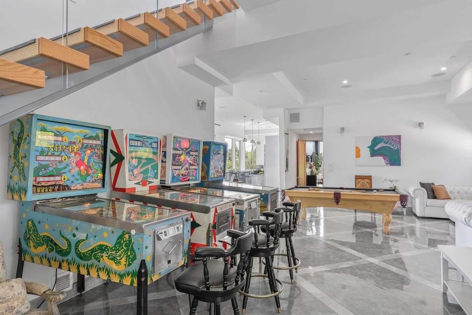 Luxe LA Escape w/ Pool, Views & Game Room Alta Vista Estate by Avantstay Hotel in Tarzana