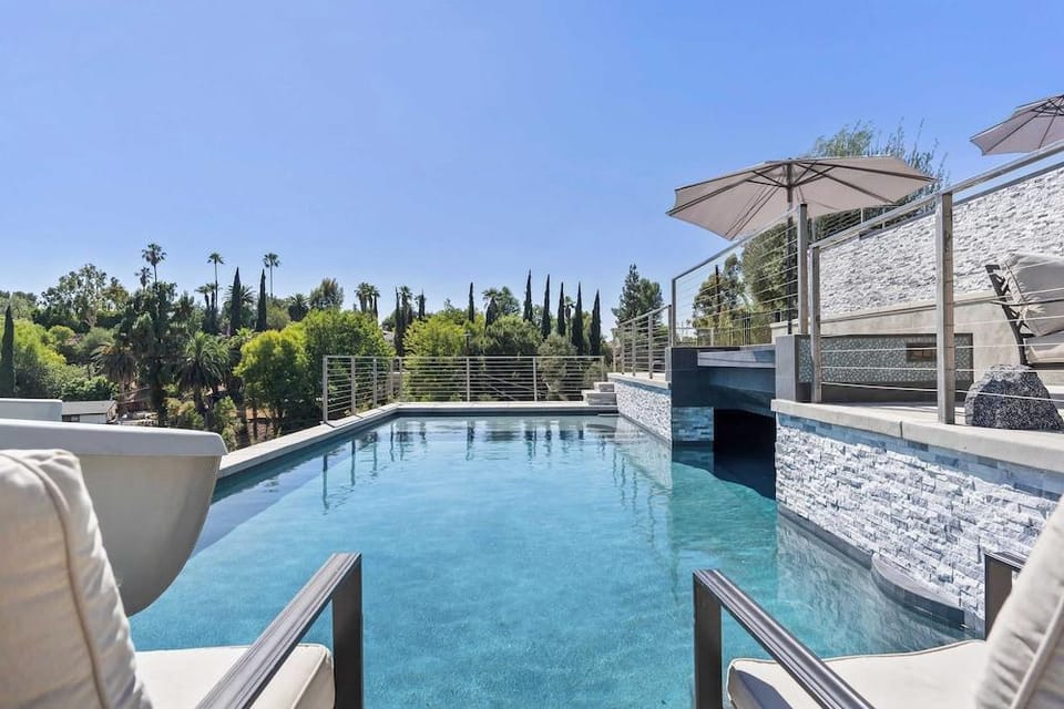 Luxe LA Escape w/ Pool, Views & Game Room Alta Vista Estate by Avantstay Hotel in Tarzana