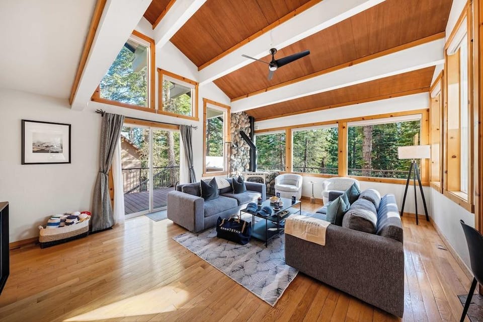 Year-round Tahoe Escape With Hot Tub & Outdoor Dining Timberline Haven by Avantstay Hotel in Tahoe Vista