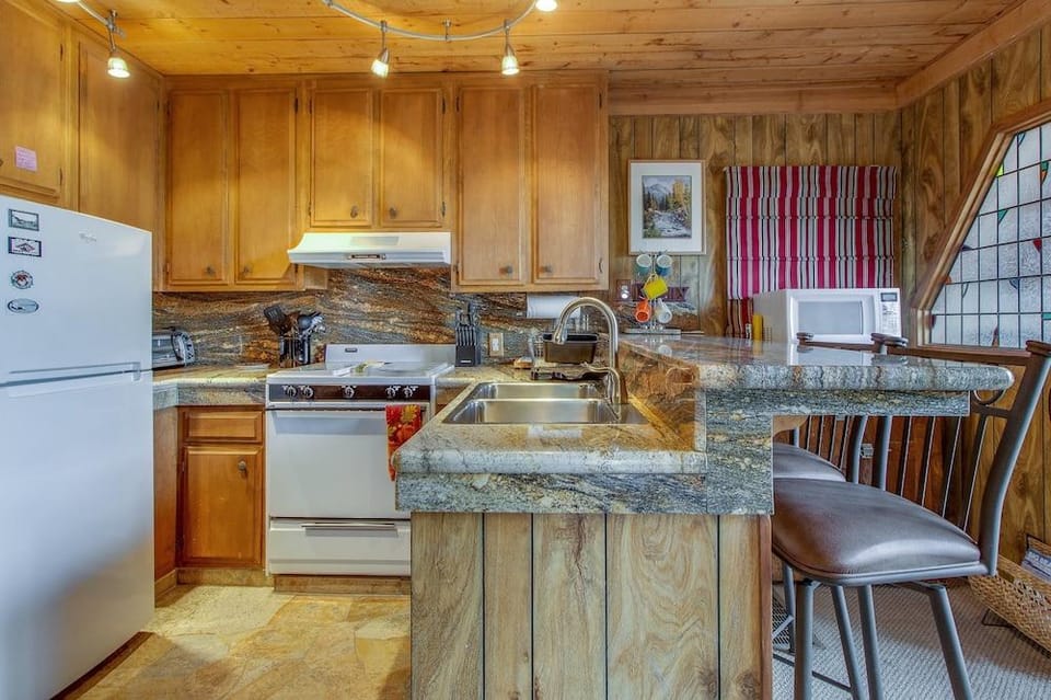 Castle Rock Cabin #2 Hotel in Big Bear