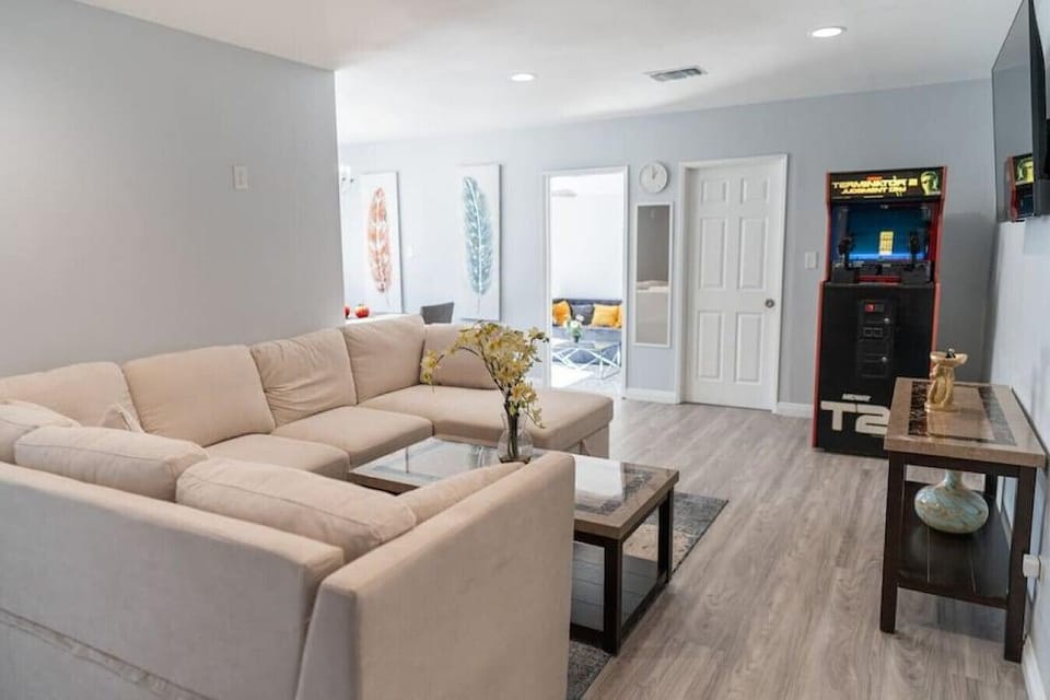 Disneyland 5BR Fullerton House Fully Remodeled 2023 w Garage Fenced Yard p61 Hotel in Fullerton