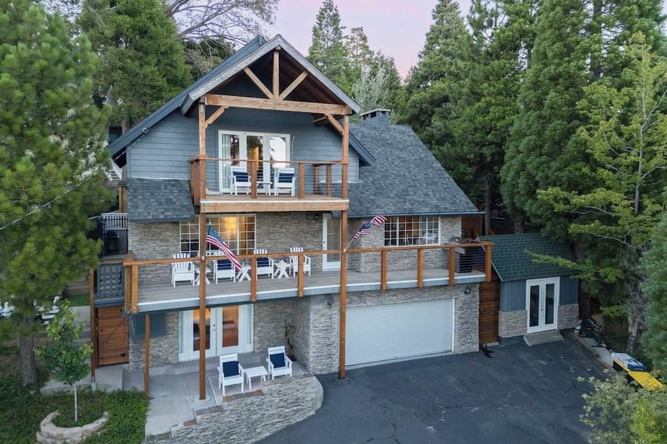 Sauna, Lake Views + Firepits Walk to Lake & Trails Zurich Drive by Avantstay Hotel in Lake Arrowhead