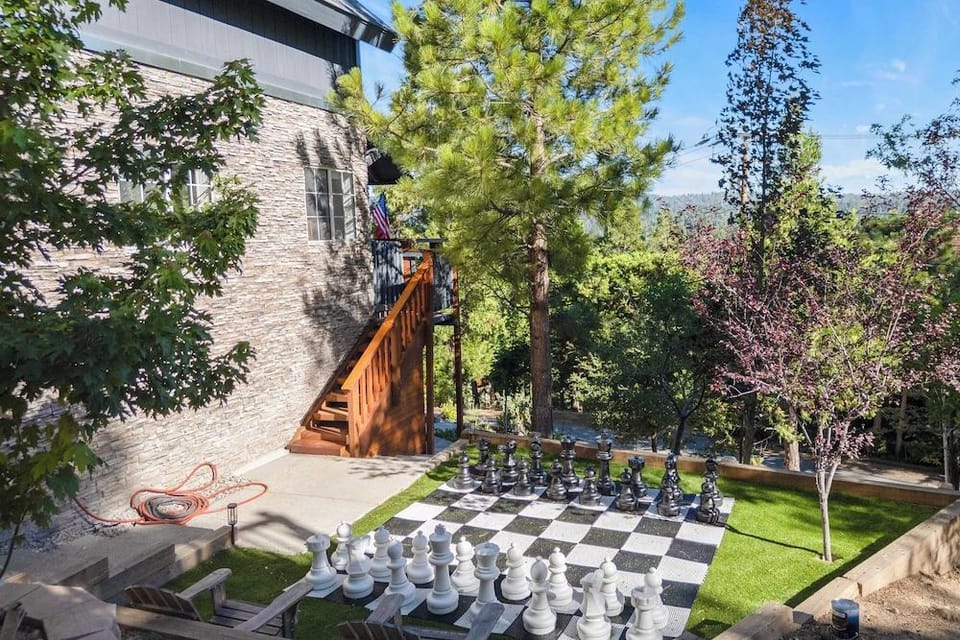 Sauna, Lake Views + Firepits Walk to Lake & Trails Zurich Drive by Avantstay Hotel in Lake Arrowhead