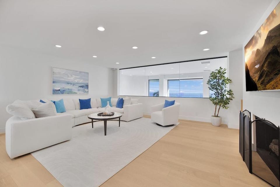 Morning View Malibu - Malibu Masterpiece in the Making w/ Views & Beach Access Hotel in Zuma Beach