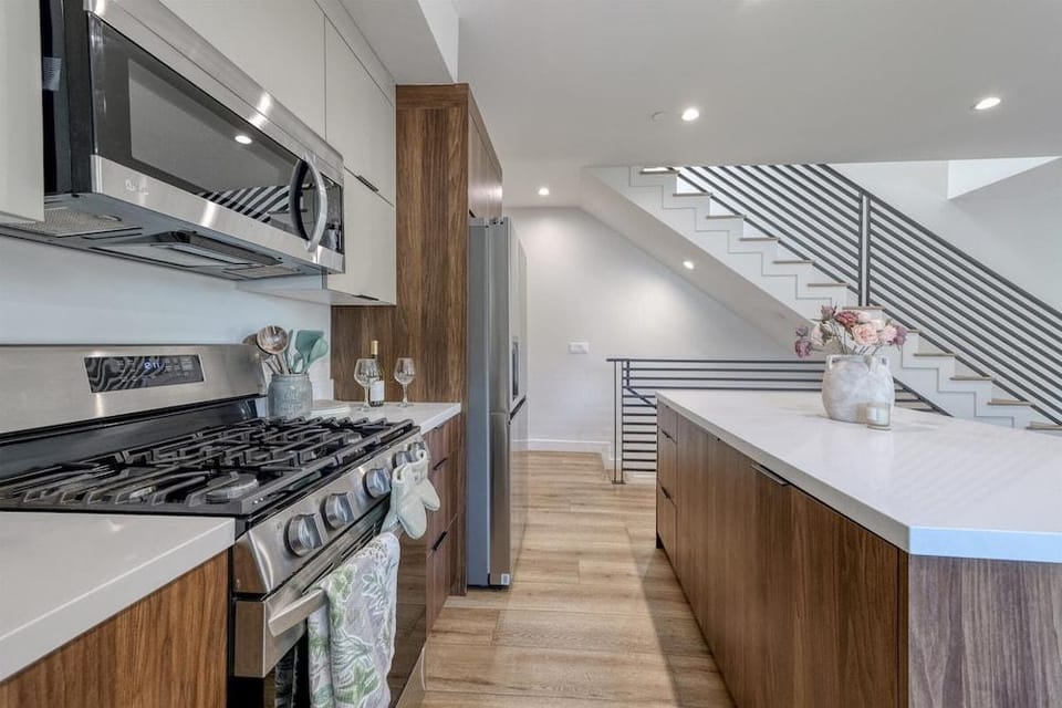 L.A Haven Georgous Townhome Garage Park Hotel in Sherman Oaks