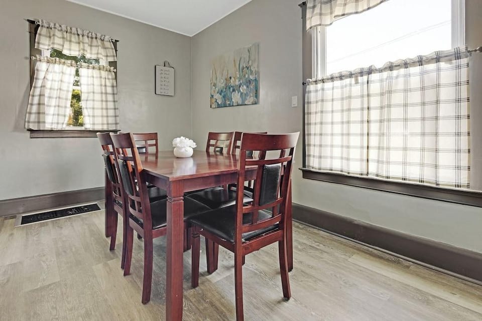 Comfortable 6Br 2Bath In The Heart Of Niagara Falls Hotel in Niagara Falls