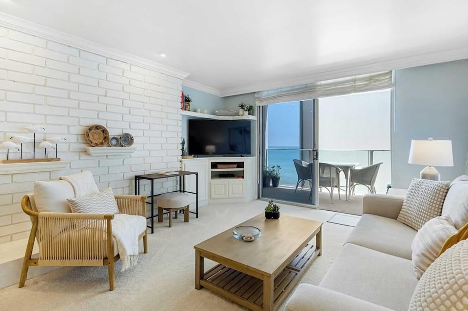 Oceanfront Gem w/ Balcony, Pool, Hot Tub & Carbon Beach Access Bluewater Haven by Avantstay Hotel in Malibu