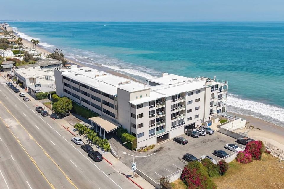 Oceanfront Gem w/ Balcony, Pool, Hot Tub & Carbon Beach Access Bluewater Haven by Avantstay Hotel in Malibu