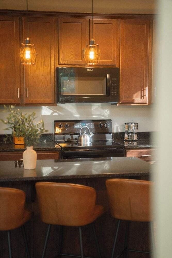 Modern 2 BD Cabin With hot tub & Games & Central Loc Hotel in Perry Township