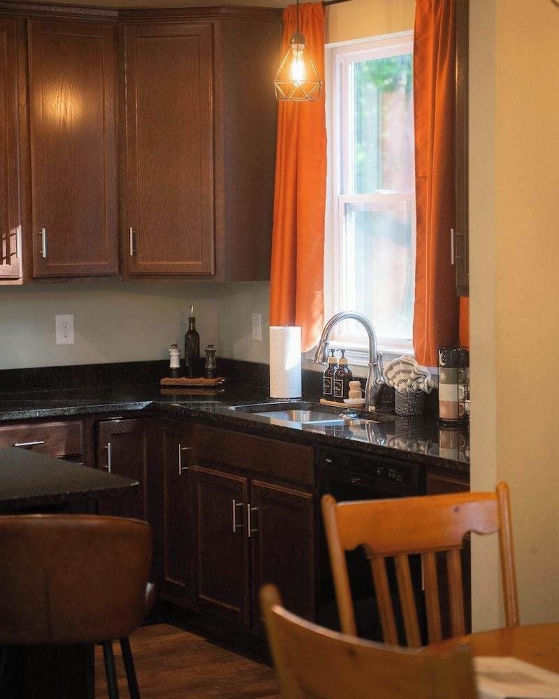 Modern 2 BD Cabin With hot tub & Games & Central Loc Hotel in Perry Township