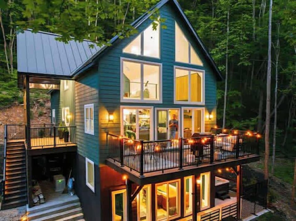 The Greenhouse With Indoor Slide Close to Hocking Hills Hotel in Ohio