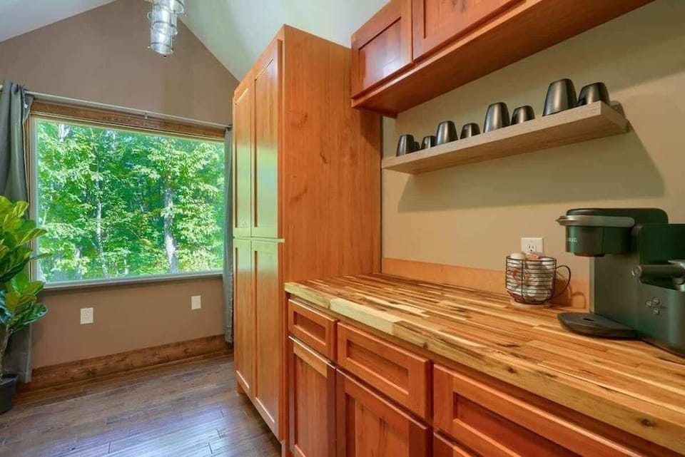 Tranquil Heights Cabin In Hocking Hills- HOT Tub! Hotel in Ohio