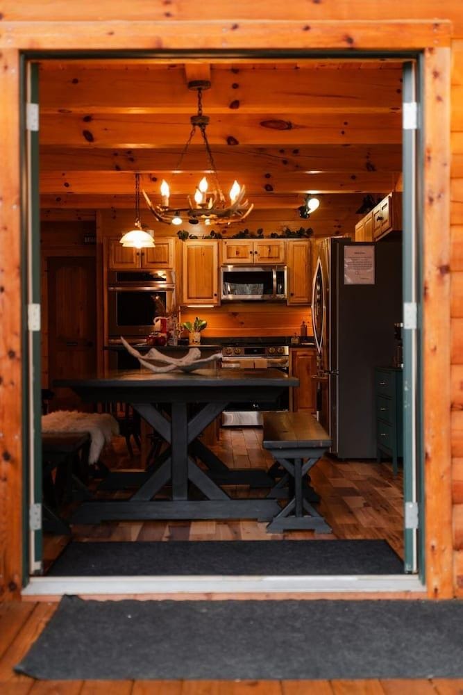 Sleeps 16! Luxury Cabin With Game Room & Hot Tub Hotel in Falls Township