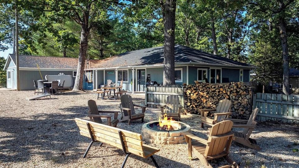 White Oak Landing Spacious 6 BDR w/ Boat Slip! Hotel in Lake of the Ozarks