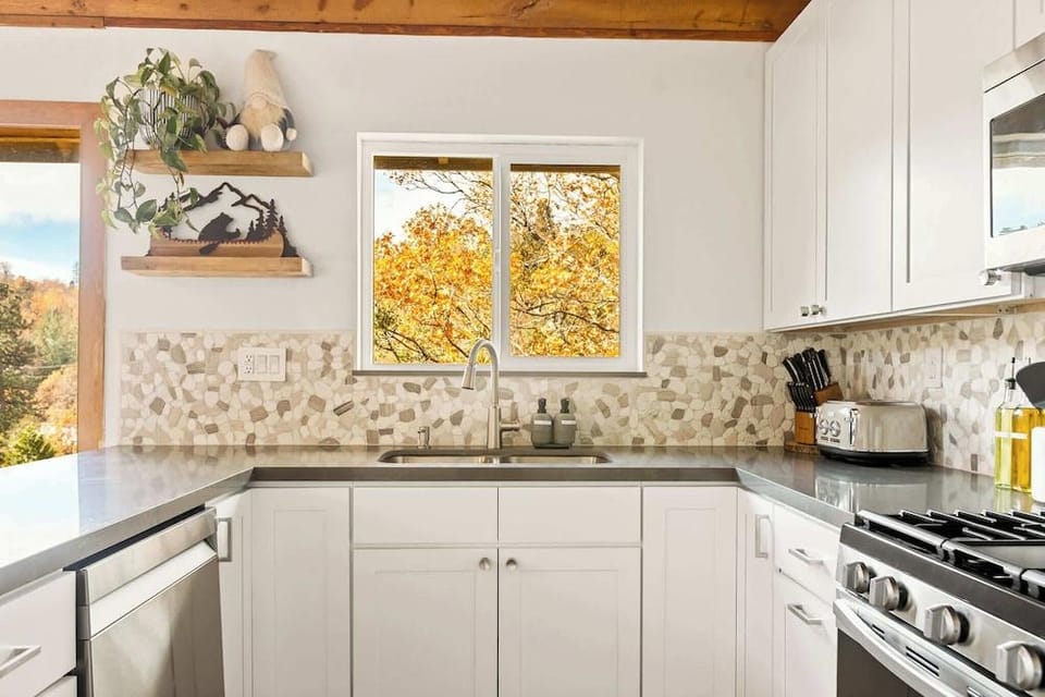 The Fancy Fox Stunning 4 BR Retreat, Min to Lake Hotel in Lake Arrowhead
