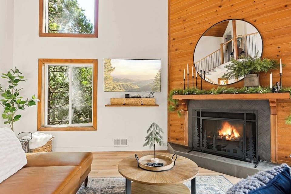 The Fancy Fox Stunning 4 BR Retreat, Min to Lake Hotel in Lake Arrowhead