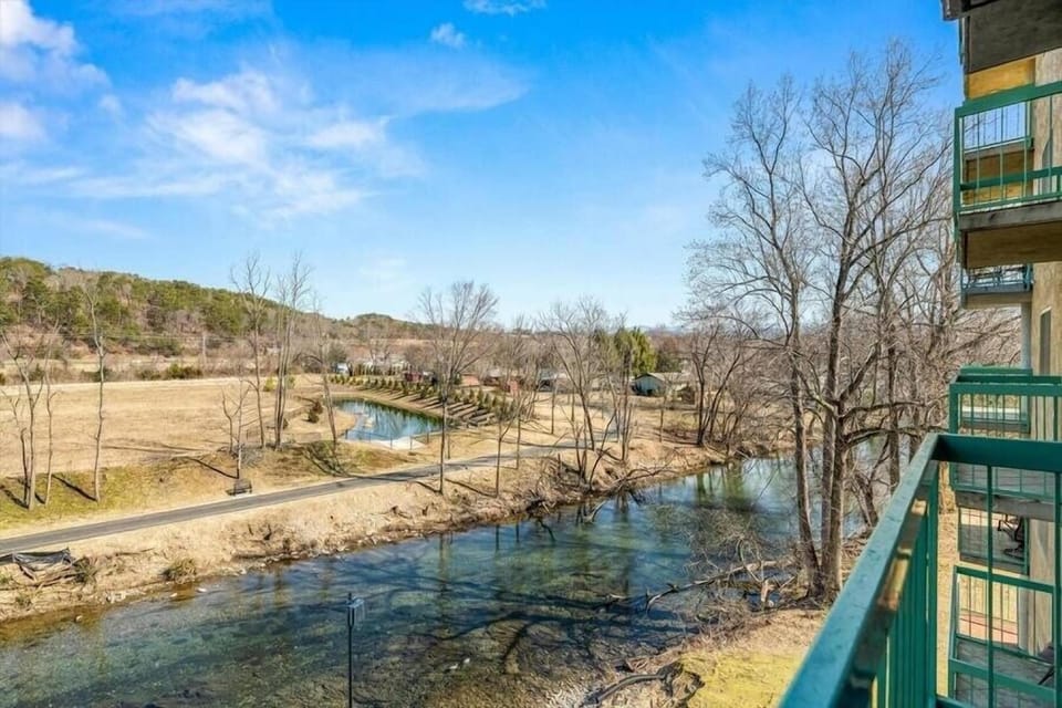 Smoky Mountains 107 2bd Condo With Fireplace 2 Bedroom Home by RedAwning Hotel in Pigeon Forge