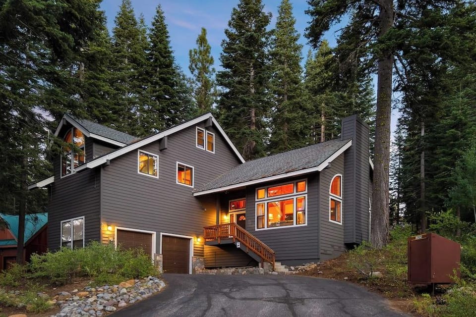 Cozy Escape w/ Hot Tub + Deck & Access to Tahoe Donner & Skiing Alpenglow Chalet by Avantstay Hotel in Truckee