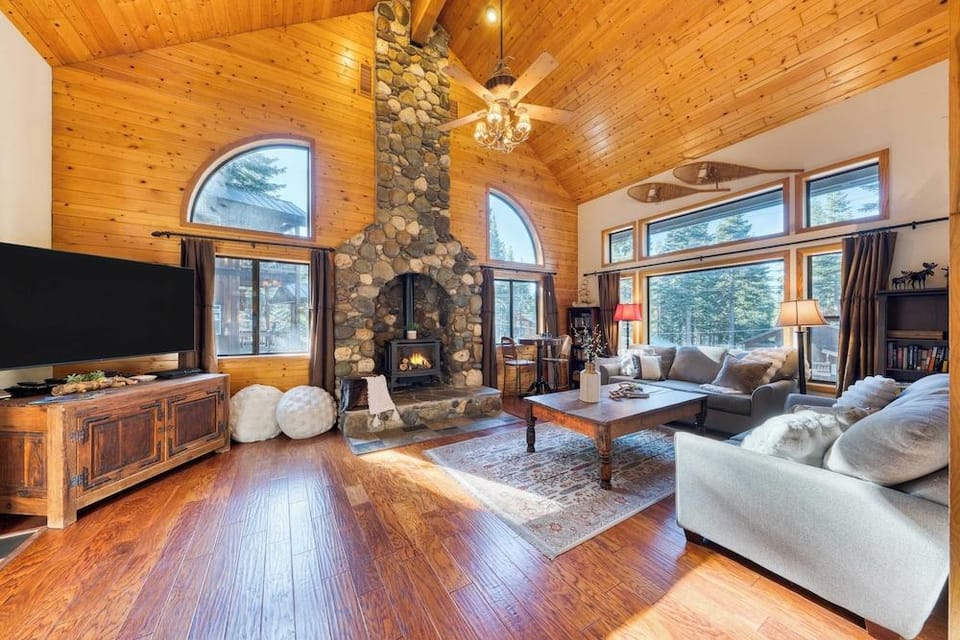 Cozy Escape w/ Hot Tub + Deck & Access to Tahoe Donner & Skiing Alpenglow Chalet by Avantstay Hotel in Truckee